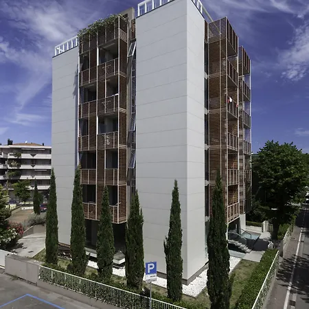 Delfina アパートホテル