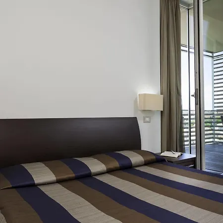 Delfina Apartahotel