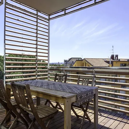 Delfina Apartahotel