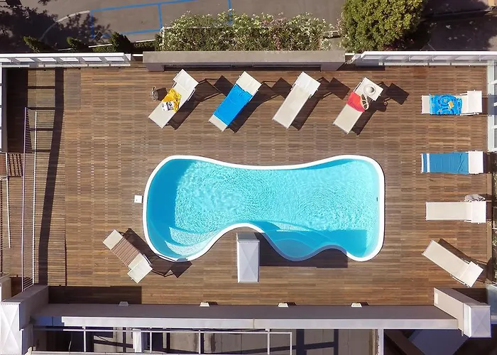 Delfina Apartahotel 3*